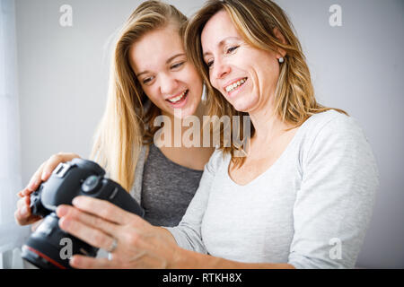Mutter und Tochter Fotos und deren Überprüfung auf eine moderne digitale DSLR-Kamera Stockfoto
