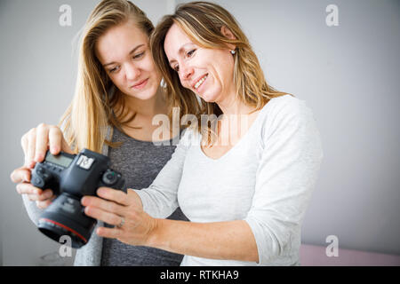 Mutter und Tochter Fotos und deren Überprüfung auf eine moderne digitale DSLR-Kamera Stockfoto