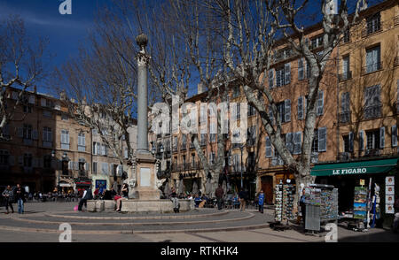 Frankr Aix-en-Provence Rathausplatz 62171 mit GedenksŠule Stockfoto