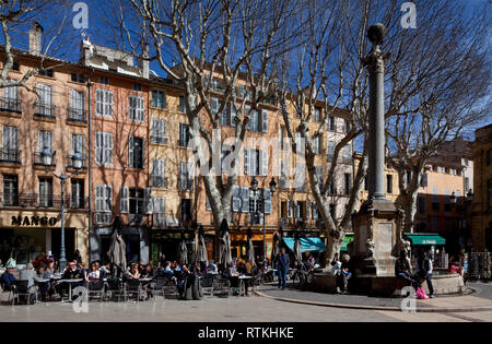 Frankr Aix-en-Provence Rathausplatz 62173 mit GedenksŠule Stockfoto