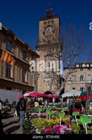 Frankr Aix-en-Provence Rathausplatz mit Rathaus Blumenmarkt 60710 links Mitte 1655-70 Uhr-u Glockenturm mit Durchfahrt Stockfoto