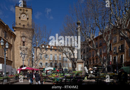 Frankr Aix-en-Provence Rathausplatz mit Rathaus Blumenmarkt 60716 links Mitte 1655-70 Uhr-u Glockenturm mit Durchfahrt rechts GedenksŠule Stockfoto