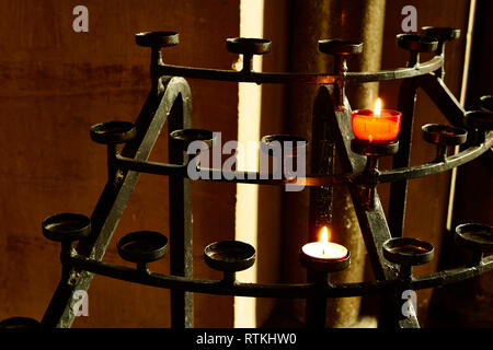 Weiße votive Kerze am Stand in der Kirche, Kent, England, Vereinigtes Königreich, Europa Stockfoto