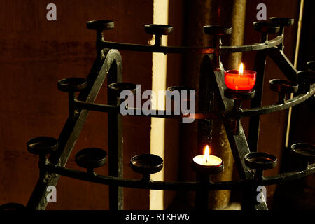 Weiße votive Kerze am Stand in der Kirche, Kent, England, Vereinigtes Königreich, Europa Stockfoto