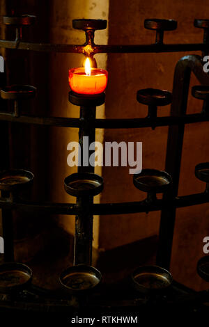 Weiße votive Kerze am Stand in der Kirche, Kent, England, Vereinigtes Königreich, Europa Stockfoto