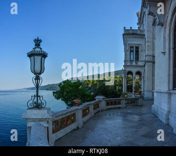 Blick auf Schloss Miramare am Golf von Triest an der nordöstlichen Italien Stockfoto