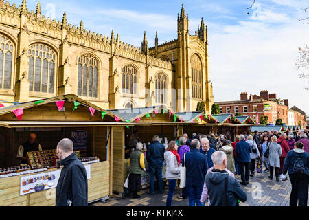 Leute einkaufen bei Besetzt Wakefield Essen, Trinken & Rhabarber Festival 2019, besuch Markt handel Stände & Kathedrale Bezirk - West Yorkshire, England, Großbritannien Stockfoto