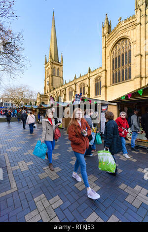 Leute einkaufen bei Wakefield Essen, Trinken & Rhabarber Festival 2019, besuch Markt handel Stände in der Kathedrale Bezirk - West Yorkshire, England, UK. Stockfoto