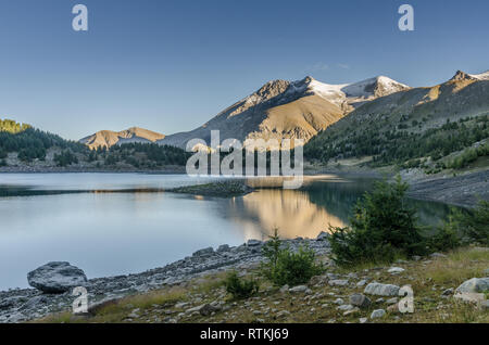 Morgen Blick auf Allos See in den französischen Alpen Stockfoto