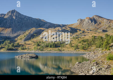 Morgen Blick auf Allos See in den französischen Alpen Stockfoto