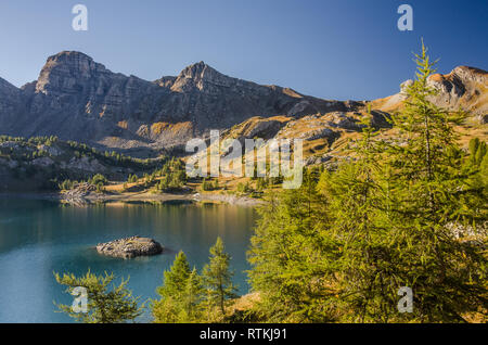 Morgen Blick auf Allos See in den französischen Alpen Stockfoto