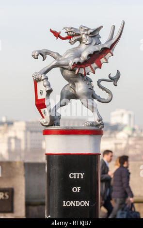 Stadt London, CBD, Silber, Drache, Grenze, Marker, Eingang, auf, Süden, Ende, der, Blackfriars Bridge, Guss, Eisen, Statue, Statuen, London, England, Englisch, Großbritannien, G.B., Stockfoto