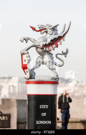 Stadt London, CBD, Silber, Drache, Grenze, Marker, Eingang, auf, Süden, Ende, der, Blackfriars Bridge, Guss, Eisen, Statue, Statuen, London, England, Englisch, Großbritannien, G.B., Stockfoto