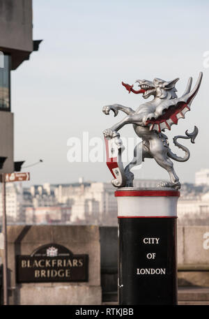 Stadt London, CBD, Silber, Drache, Grenze, Marker, Eingang, auf, Süden, Ende, der, Blackfriars Bridge, Guss, Eisen, Statue, Statuen, London, England, Englisch, Großbritannien, G.B., Stockfoto