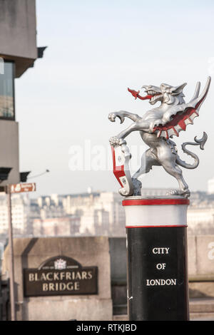 Stadt London, CBD, Silber, Drache, Grenze, Marker, Eingang, auf, Süden, Ende, der, Blackfriars Bridge, Guss, Eisen, Statue, Statuen, London, England, Englisch, Großbritannien, G.B., Stockfoto