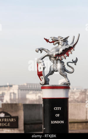 Stadt London, CBD, Silber, Drache, Grenze, Marker, Eingang, auf, Süden, Ende, der, Blackfriars Bridge, Guss, Eisen, Statue, Statuen, London, England, Englisch, Großbritannien, G.B., Stockfoto