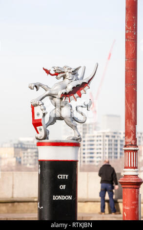 Stadt London, CBD, Silber, Drache, Grenze, Marker, Eingang, auf, Süden, Ende, der, Blackfriars Bridge, Guss, Eisen, Statue, Statuen, London, England, Englisch, Großbritannien, G.B., Stockfoto