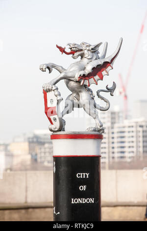 Stadt London, CBD, Silber, Drache, Grenze, Marker, Eingang, auf, Süden, Ende, der, Blackfriars Bridge, Guss, Eisen, Statue, Statuen, London, England, Englisch, Großbritannien, G.B., Stockfoto