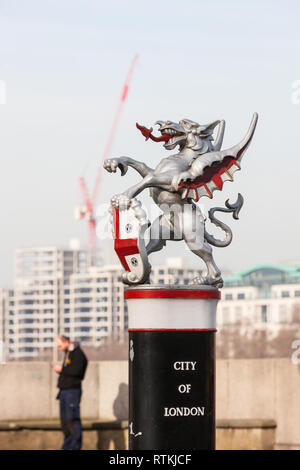 Stadt London, CBD, Silber, Drache, Grenze, Marker, Eingang, auf, Süden, Ende, der, Blackfriars Bridge, Guss, Eisen, Statue, Statuen, London, England, Englisch, Großbritannien, G.B., Stockfoto