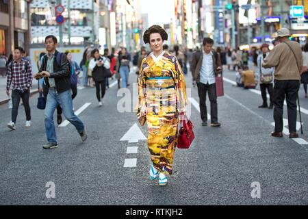 Schöne fremde Frauen tragen traditionelle Japanische kostüm Kimono in den Straßen von Tokio, Japan, multi-ethnische Japan, Japanisch Straße, Tokyo street Stockfoto