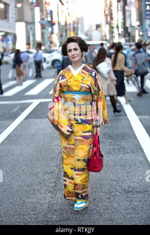 Schöne fremde Frauen tragen traditionelle Japanische kostüm Kimono in den Straßen von Tokio, Japan, multi-ethnische Japan, Japanisch Straße, Tokyo street Stockfoto