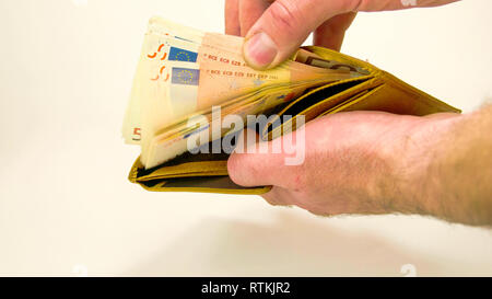 Ein Mann aus zählen sein Geld in der Brieftasche. Es gibt eine Menge von 50 Euro Rechnungen in der Brieftasche Stockfoto