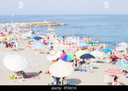 Strand mit dem bunte Sonnenschirme - unscharfes Bild Stockfoto