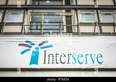 Interserve signage außerhalb Neuentwicklung auf Berwick Street, Soho, London, UK Stockfoto