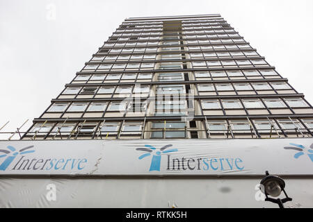 Interserve signage außerhalb Neuentwicklung auf Berwick Street, Soho, London, UK Stockfoto