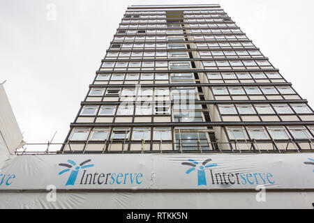 Interserve signage außerhalb Neuentwicklung auf Berwick Street, Soho, London, UK Stockfoto