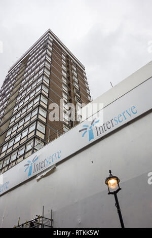 Interserve signage außerhalb Neuentwicklung auf Berwick Street, Soho, London, UK Stockfoto