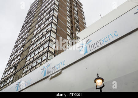 Interserve signage außerhalb Neuentwicklung auf Berwick Street, Soho, London, UK Stockfoto