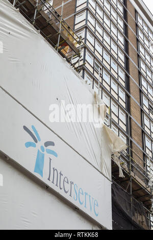 Interserve signage außerhalb Neuentwicklung auf Berwick Street, Soho, London, UK Stockfoto