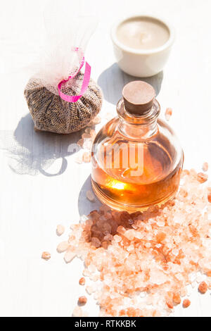 Ätherisches Öl, Lavendel und Himalaya Salz auf weißem Holz- Hintergrund Stockfoto