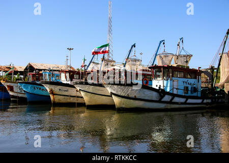 ANZALI, IRAN - 25. SEPTEMBER 2018: Fischerboote im Hafen Anzali, Hafen am Kaspischen Meer, Iran Stockfoto