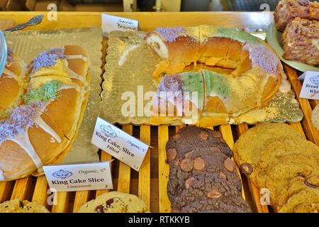 NEW ORLEANS, LA-26 Jan 2019 - Blick auf eine bunte King's Kuchen traditionellen für Faschingsdienstag in New Orleans, Louisiana. Stockfoto