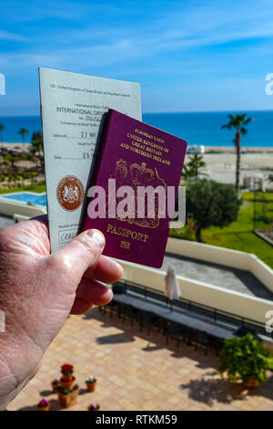 Internationaler Führerschein und Reisepass - Zeigt den 1968 und 1949 Versionen des IDP, mit denen sie in bestimmten Ländern in Europa nutzen zu fahren Stockfoto