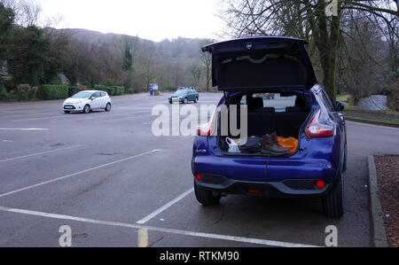 Blauen Nissan Juke geparkt in Rydal Road Car Park in Ambleside im Nationalpark Lake District, Cumbria, England, Großbritannien Stockfoto