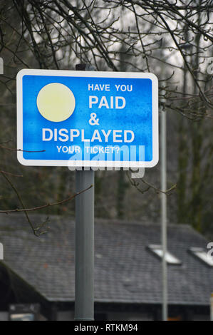 Bezahlt und angezeigt Metall Anmelden Rydal Road Car Park in Ambleside im Nationalpark Lake District, Cumbria, England, Großbritannien Stockfoto