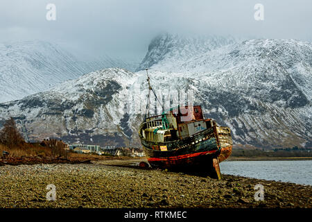 Das Corpach-projekt Wrack am Ufer des Loch Linnhe in der Nähe von Fort William Schottland im Winter. In Scoitland bekannt und sehr viel fotografiert. Stockfoto