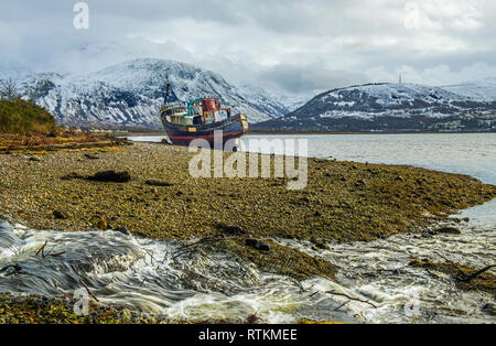 Das Corpach-projekt Wrack am Ufer des Loch Linnhe in der Nähe von Fort William Schottland im Winter. In Scoitland bekannt und sehr viel fotografiert. Stockfoto