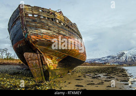 Das Corpach-projekt Wrack am Ufer des Loch Linnhe in der Nähe von Fort William Schottland im Winter. In Scoitland bekannt und sehr viel fotografiert. Stockfoto