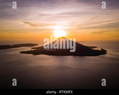 Banda Api, eine aktive vulkanische Insel, gegen Sonnenuntergang Silhouette, Banda Inseln, Sumatra, Indonesien, Banda See, Pazifischer Ozean Stockfoto