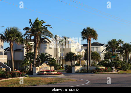 GALVESTON ISLAND, Texas, USA - Juni 9, 2018: Die Dünen von West Beach, Nachbarschaft in Galveston. Sunlit Immobilien Gemeinschaft an der texanischen Golfküste. Stockfoto