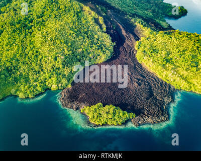 Banda Api, eine aktive Vulkaninsel mit frischen Lavasteinen, Banda Inseln, Sumatra, Indonesien, Banda See, Pazifischer Ozean Stockfoto