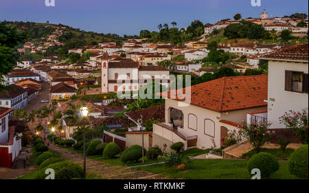 Ansicht der Stadt von Serra im Staat Minas Gerais kurz nach Sonnenuntergang. Brasilien. Stockfoto