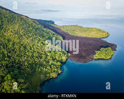 Banda Api, eine aktive Vulkaninsel mit frischen Lavasteinen, Banda Inseln, Sumatra, Indonesien, Banda See, Pazifischer Ozean Stockfoto