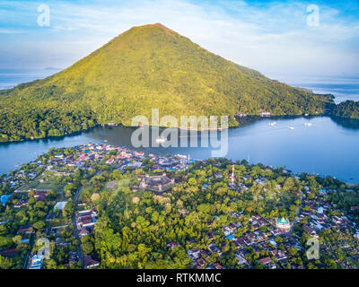 Fort Belgica, eine Festung aus dem 17. Jahrhundert von der Niederländischen auf Banda Neira, Banda Api, eine aktive vulkanische Insel erbaut, im Hintergrund Banda Inseln, Insel Maluku Stockfoto