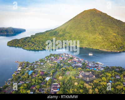 Fort Belgica, eine Festung aus dem 17. Jahrhundert von der Niederländischen auf Banda Neira, Banda Api, eine aktive vulkanische Insel erbaut, im Hintergrund Banda Inseln, Insel Maluku Stockfoto