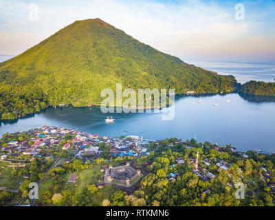 Fort Belgica, eine Festung aus dem 17. Jahrhundert von der Niederländischen auf Banda Neira, Banda Api, eine aktive vulkanische Insel erbaut, im Hintergrund Banda Inseln, Insel Maluku Stockfoto